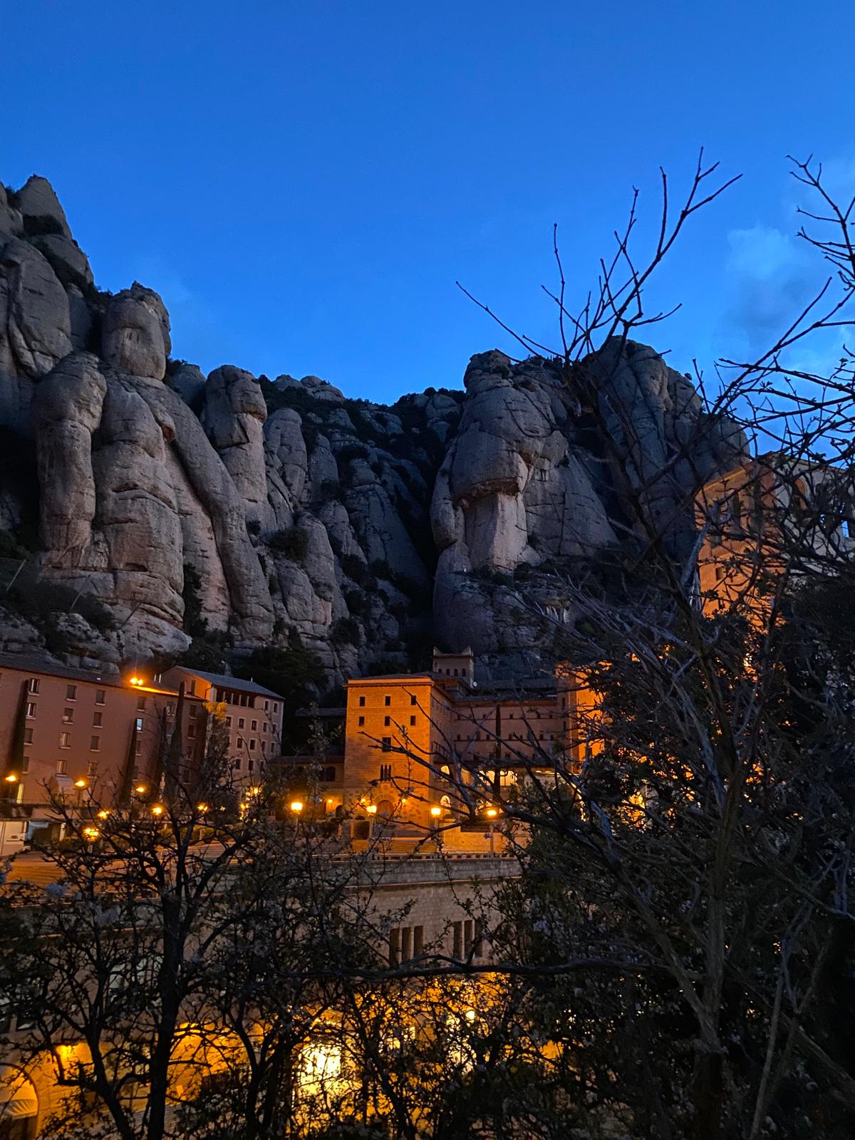 Trekking en grupo por Montserrat